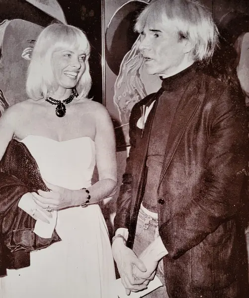 Margareta Sjödin träffade många av dåtidens stora kändisar och konstnärer. Här med Andy Warhol.