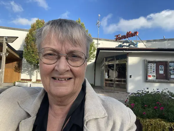 Lena Hjelmérus framför bion